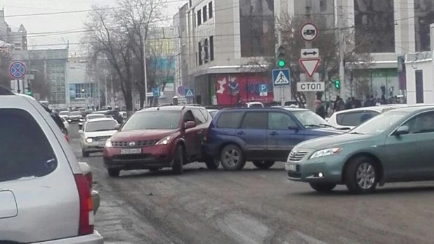 В центре Барнаула из-за нескольких ДТП образовалась пробка.