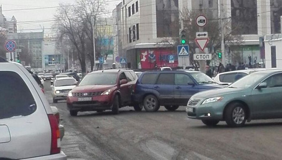 В центре Барнаула из-за нескольких ДТП образовалась пробка.