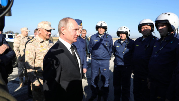 Путин посетил российскую авиабазу в Сирии.