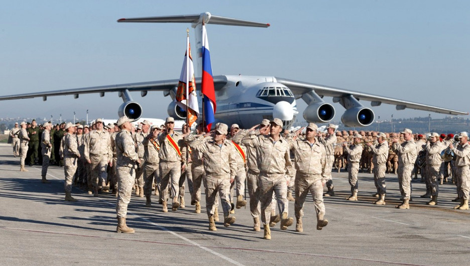 Путин посетил российскую авиабазу в Сирии.