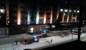 В Барнауле пожар в проектном институте тушили больше 20 человек.
