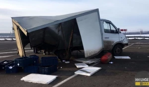 В жестком ДТП на алтайской трассе разорвало "Газель".