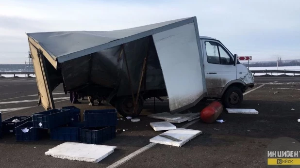 В жестком ДТП на алтайской трассе разорвало "Газель".