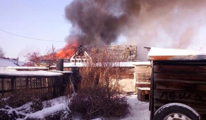 В Барнауле сильный пожар в частном дома тушили больше 30 человек.