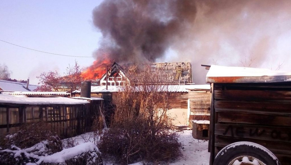 В Барнауле сильный пожар в частном дома тушили больше 30 человек.