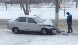 В Барнауле автомобиль на скорости влетел в столб.