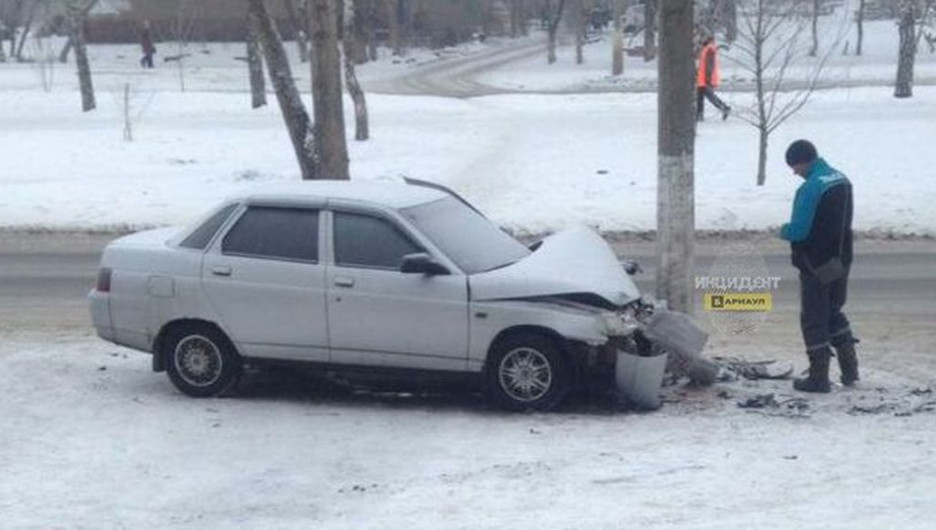 В Барнауле автомобиль на скорости влетел в столб.