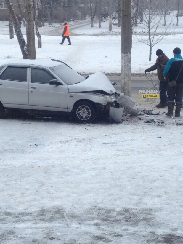 В Барнауле автомобиль на скорости влетел в столб.