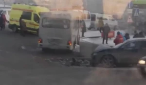 В Барнауле столкнулись иномарка и пассажирский автобус.