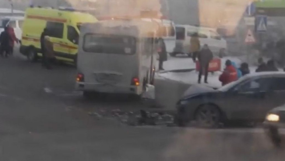 В Барнауле столкнулись иномарка и пассажирский автобус.