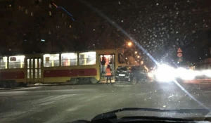 Иномарка столкнулась с трамваем