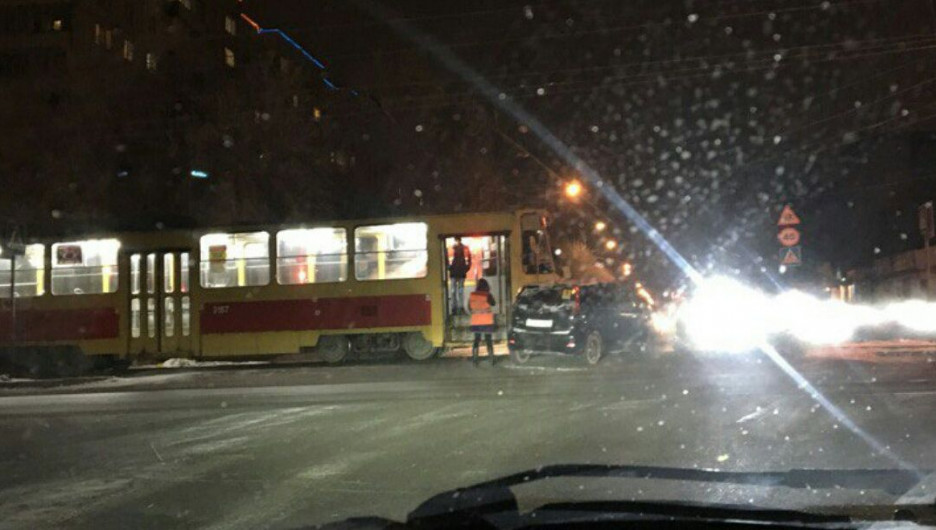 Иномарка столкнулась с трамваем