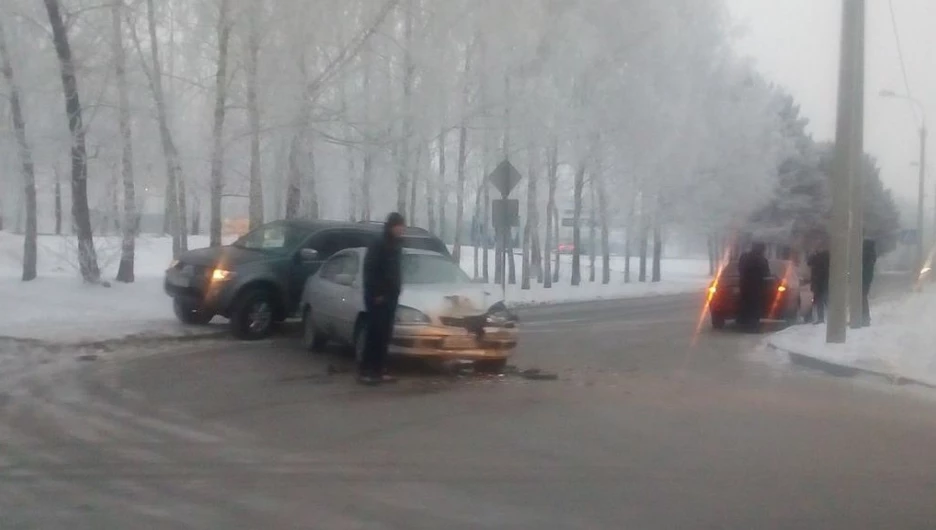 В Барнауле из-за гололеда столкнулись иномарки.