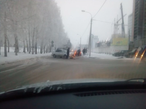 В Барнауле из-за гололеда столкнулись иномарки.