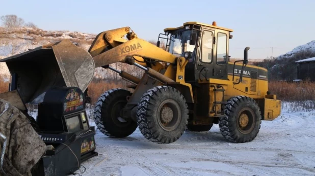 На алтайском полигоне погрузчиком уничтожили партию игровых автоматов.