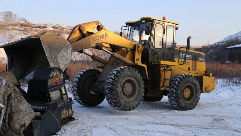 На алтайском полигоне погрузчиком уничтожили партию игровых автоматов.