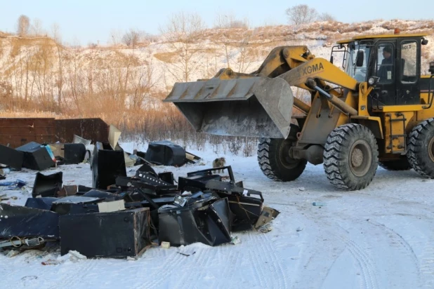 На алтайском полигоне погрузчиком уничтожили партию игровых автоматов.