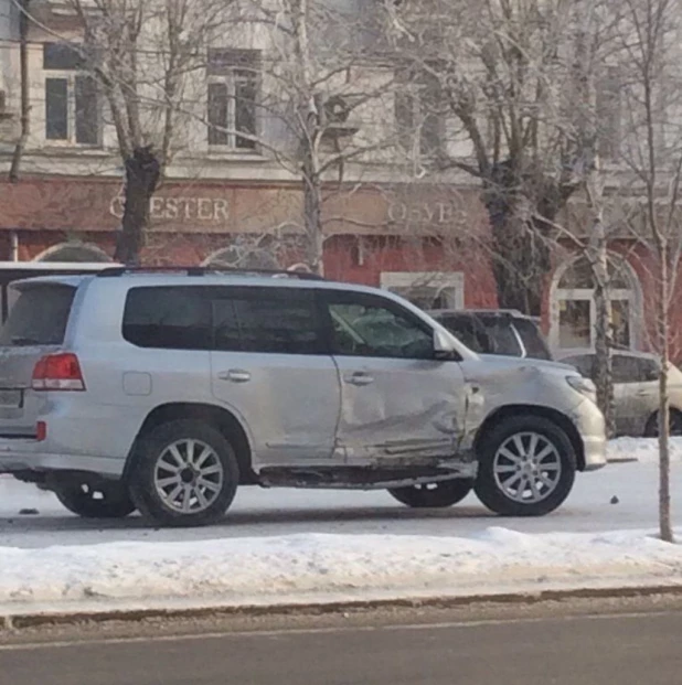 В центре Барнаула скорая помощь влетела во внедорожник.