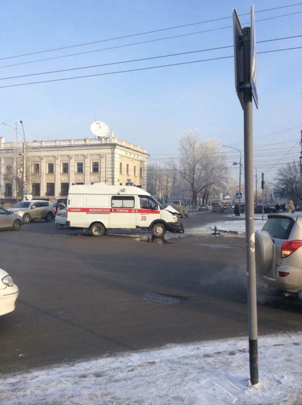 В центре Барнаула скорая помощь влетела во внедорожник.