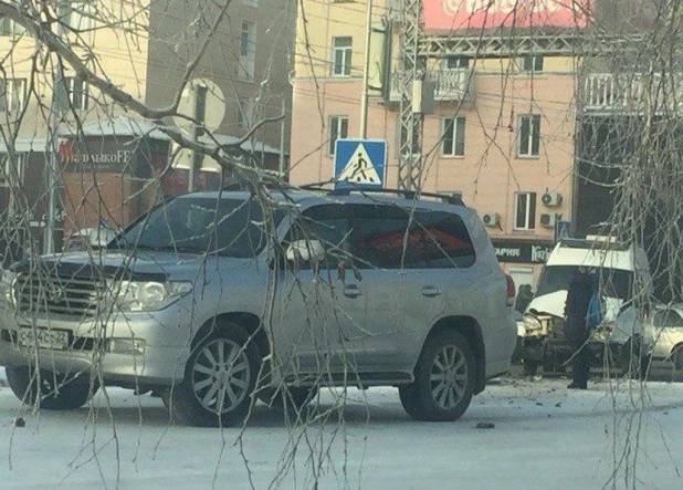 В центре Барнаула скорая помощь влетела во внедорожник.