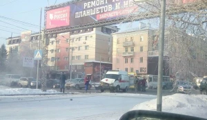 В центре Барнаула скорая помощь влетела во внедорожник.