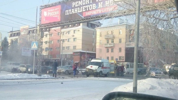 В центре Барнаула скорая помощь влетела во внедорожник.