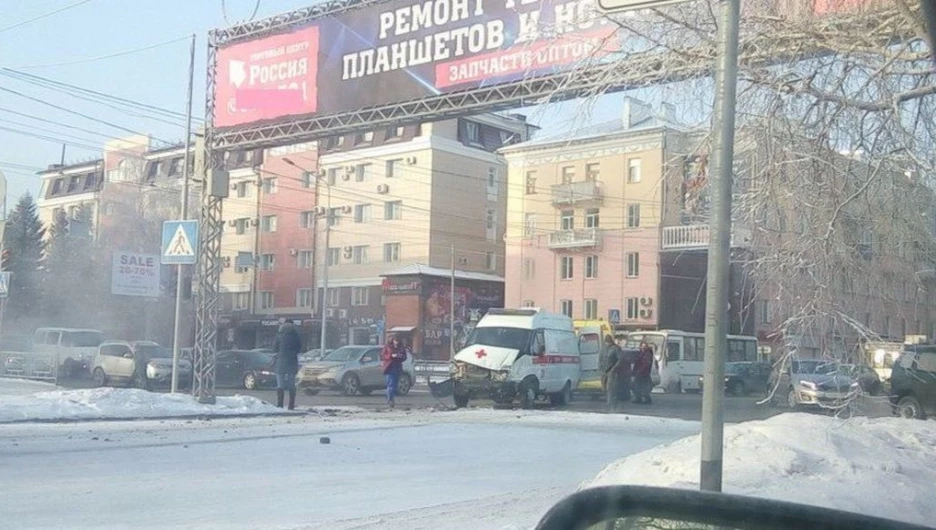 В центре Барнаула скорая помощь влетела во внедорожник.