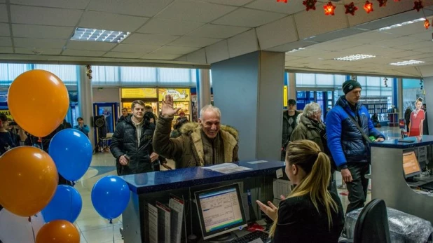 В барнаульской аэропорту наградили полумиллионного пассажира.