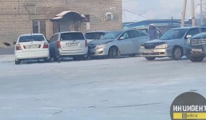 На парковке в Алтайском крае произошло массовое ДТП.