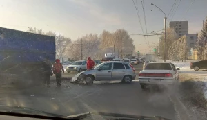 В Барнауле после столкновения КамАЗом смяло легковушку.