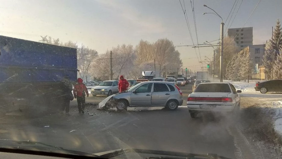 В Барнауле после столкновения КамАЗом смяло легковушку.