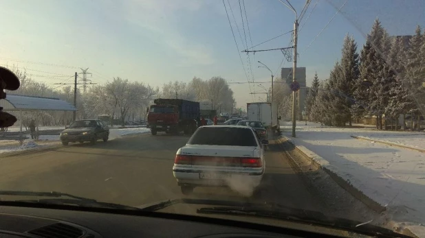 В Барнауле после столкновения КамАЗом смяло легковушку.