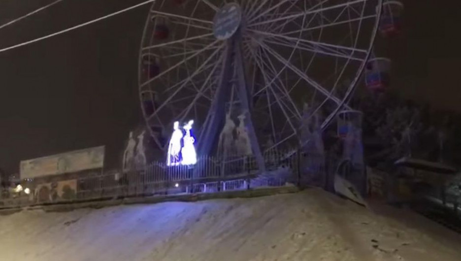 В Барнауле колесо обозрения украсили световыми фигурами.