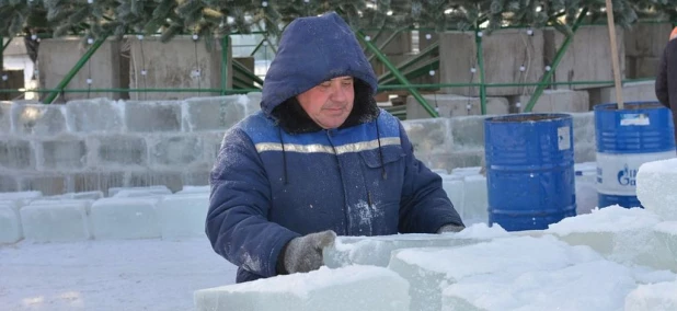 Строительство снежного городка.