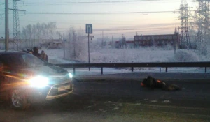 Очевидцы: в Барнауле иномарка сбила дорожного рабочего.