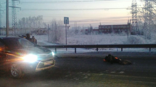 Очевидцы: в Барнауле иномарка сбила дорожного рабочего.