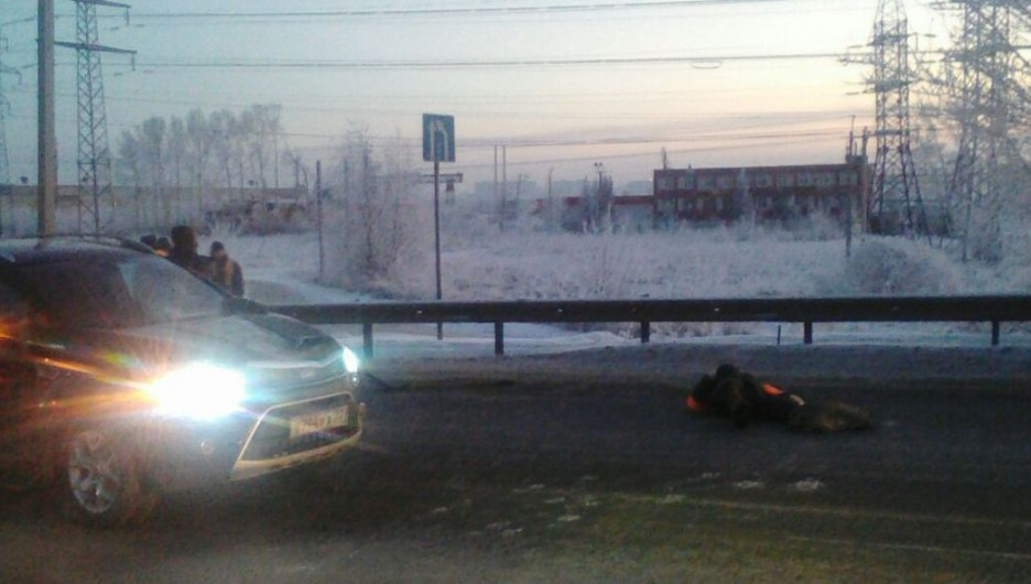 Очевидцы: в Барнауле иномарка сбила дорожного рабочего.