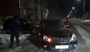 В Алтайском крае после жесткого столкновения иномарки влетели в дорожный знак.