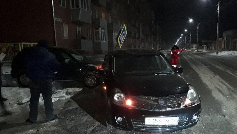 В Алтайском крае после жесткого столкновения иномарки влетели в дорожный знак.