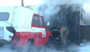 В Алтайском крае автомобиль дотла сгорел в гараже.