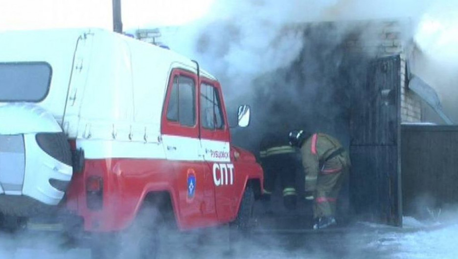 В Алтайском крае автомобиль дотла сгорел в гараже.
