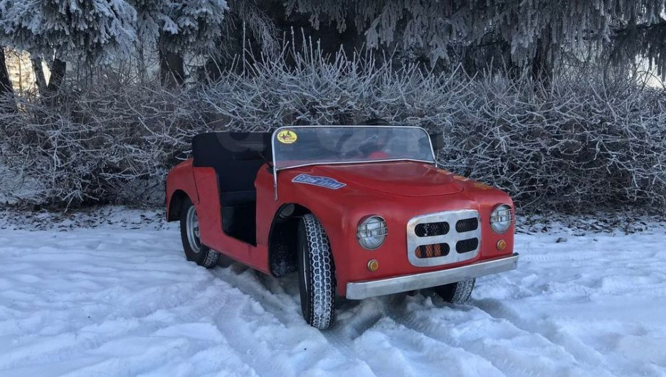 Барнаулец за 250 тысяч рублей продает уникальный детский автомобиль.