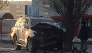 В ГИБДД пришли к предварительному выводу, что водитель Лексуса не справился с управлением.