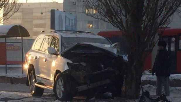 В ГИБДД пришли к предварительному выводу, что водитель Лексуса не справился с управлением.