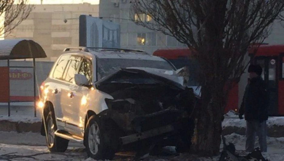 В ГИБДД пришли к предварительному выводу, что водитель Лексуса не справился с управлением.