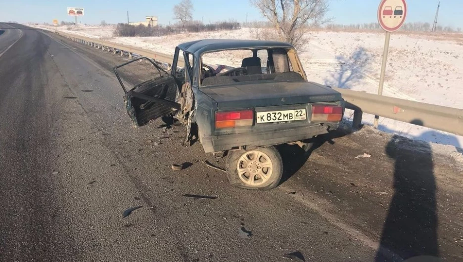 Авария произошла недалеко от Бийска 17 декабря.