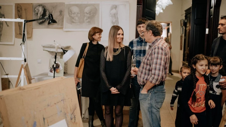 Барнаульцев приглашают на открытие Новогоднего вернисажа.