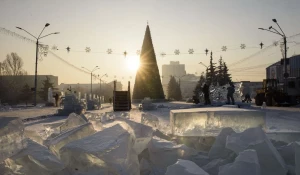 Строительство снежного городка в Барнауле.