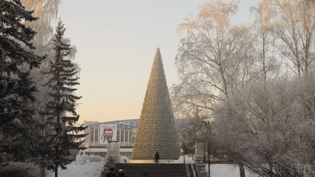 Строительство снежного городка в Барнауле.