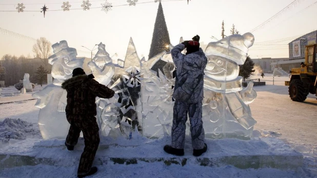 Строительство снежного городка в Барнауле.